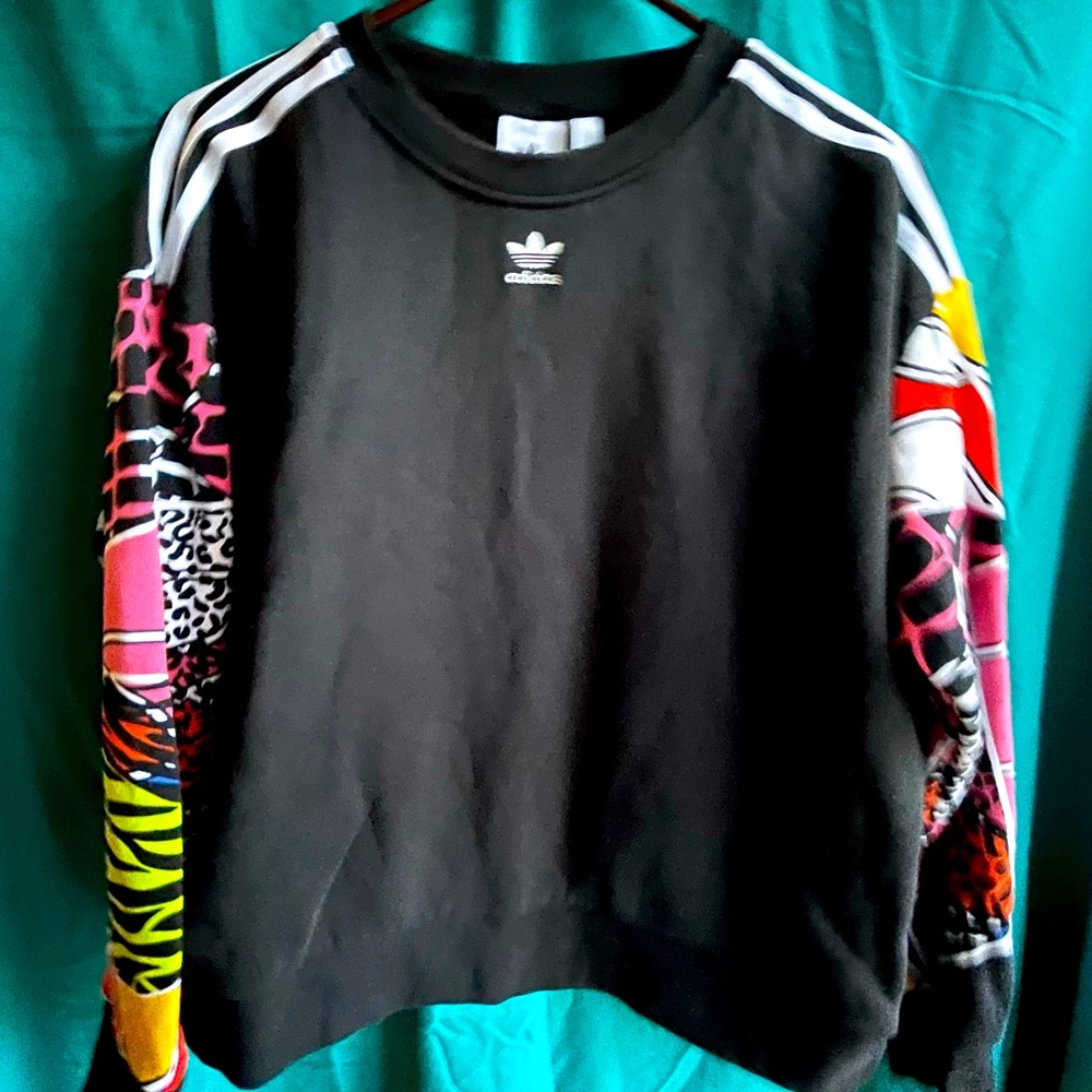 XL Adidas Sweatshirt w/ Retro Pattern on sleeves